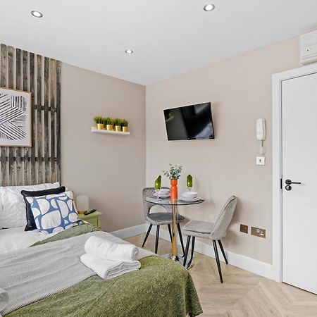 Cosy Heathrow Studios - Parking - Garden London Eksteriør billede