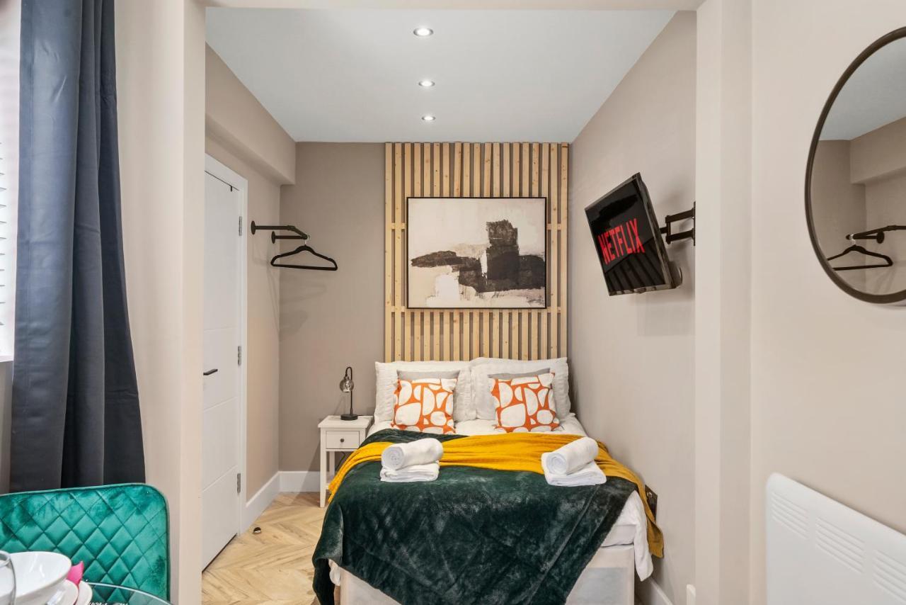 Cosy Heathrow Studios - Parking - Garden London Eksteriør billede