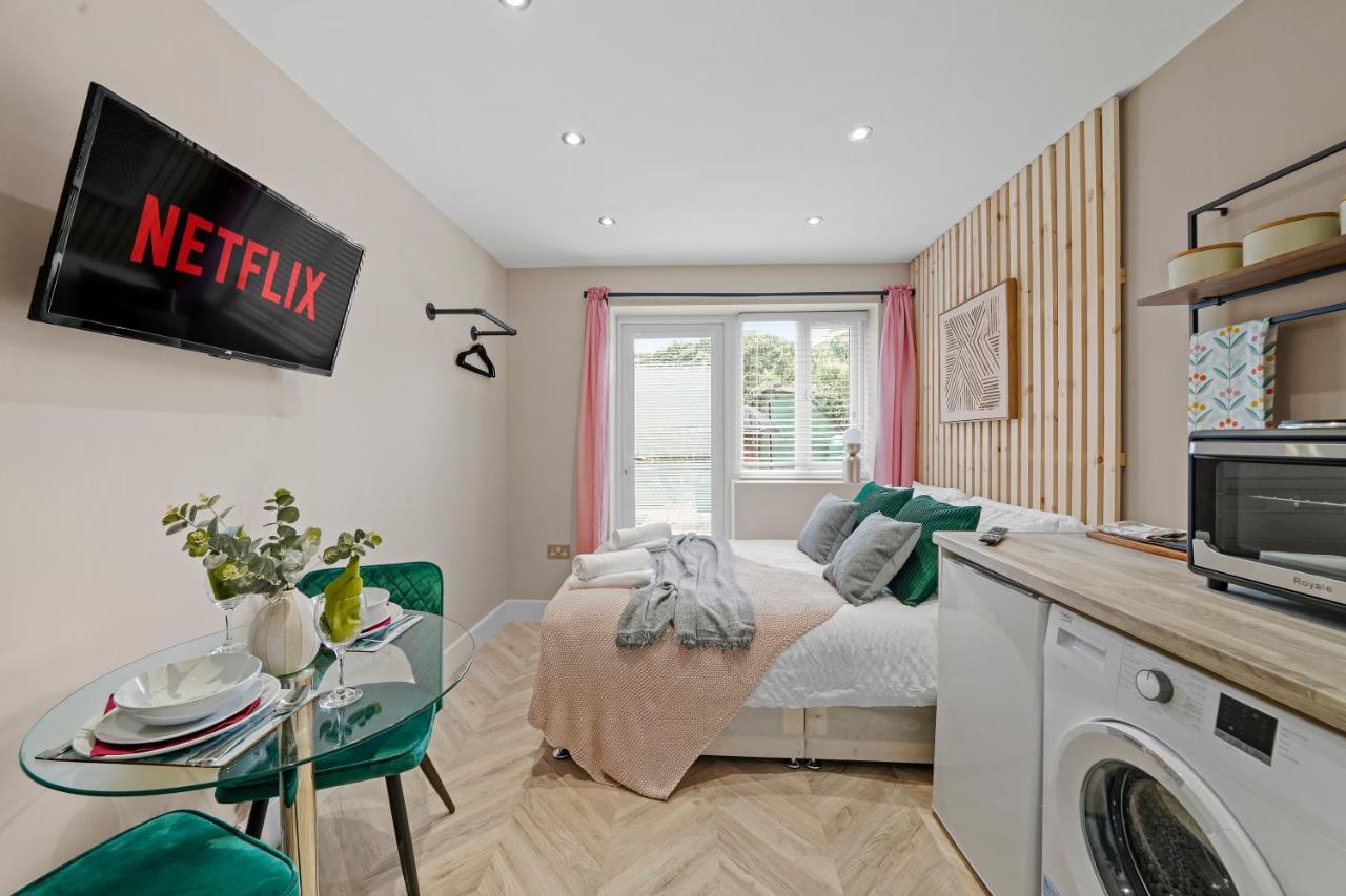 Cosy Heathrow Studios - Parking - Garden London Eksteriør billede