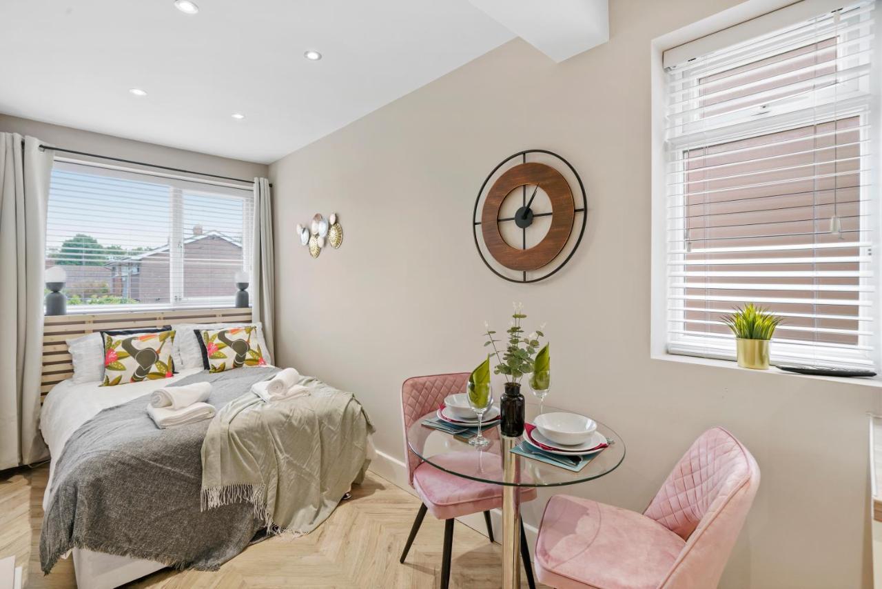 Cosy Heathrow Studios - Parking - Garden London Eksteriør billede