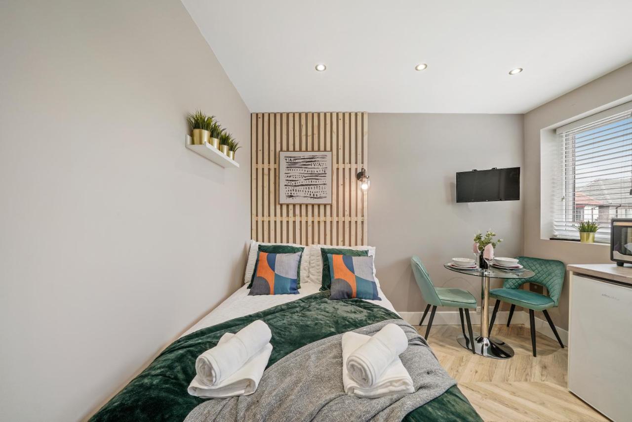 Cosy Heathrow Studios - Parking - Garden London Eksteriør billede