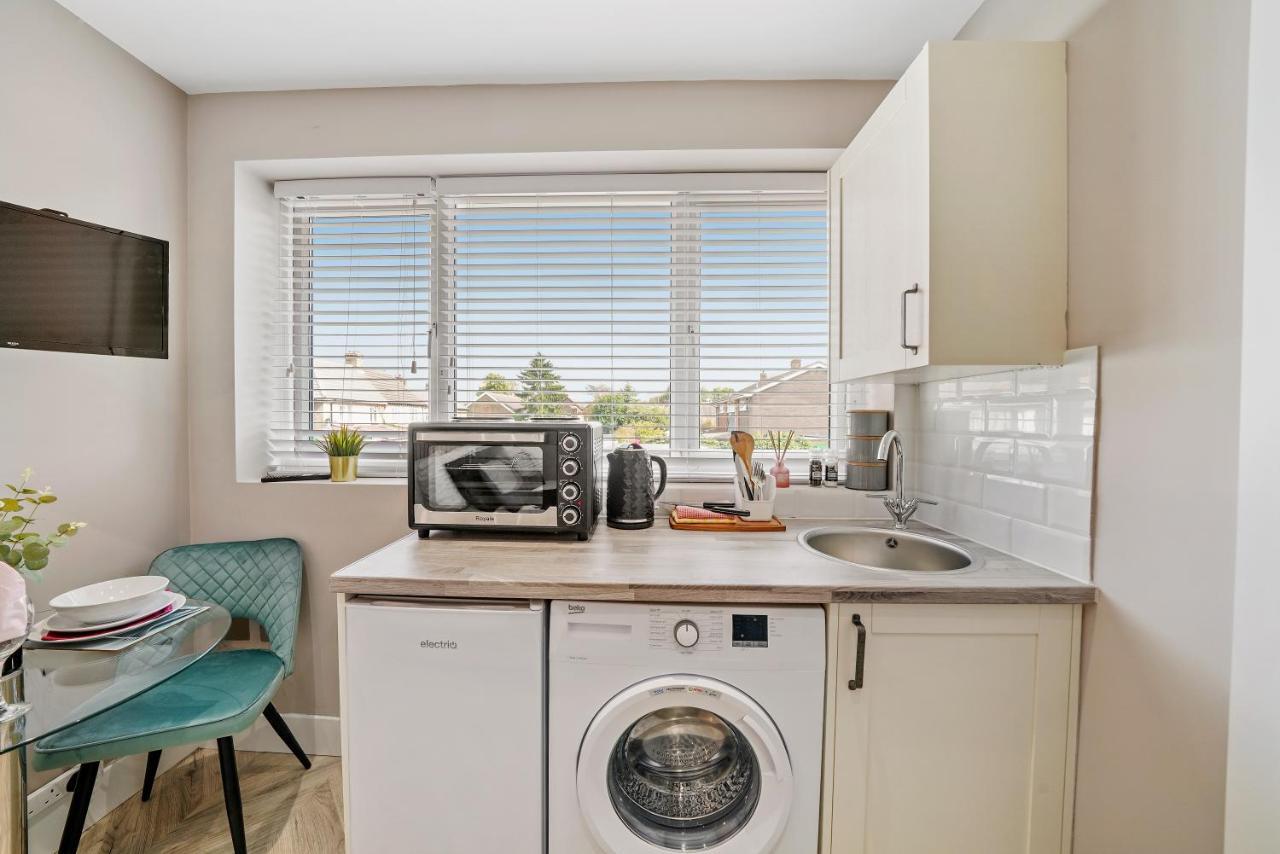 Cosy Heathrow Studios - Parking - Garden London Eksteriør billede
