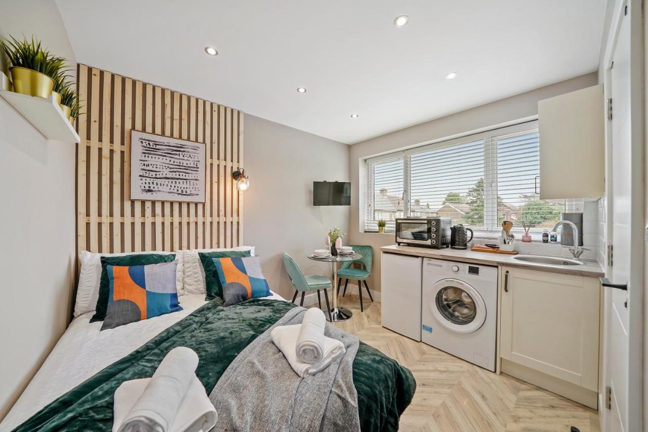 Cosy Heathrow Studios - Parking - Garden London Eksteriør billede
