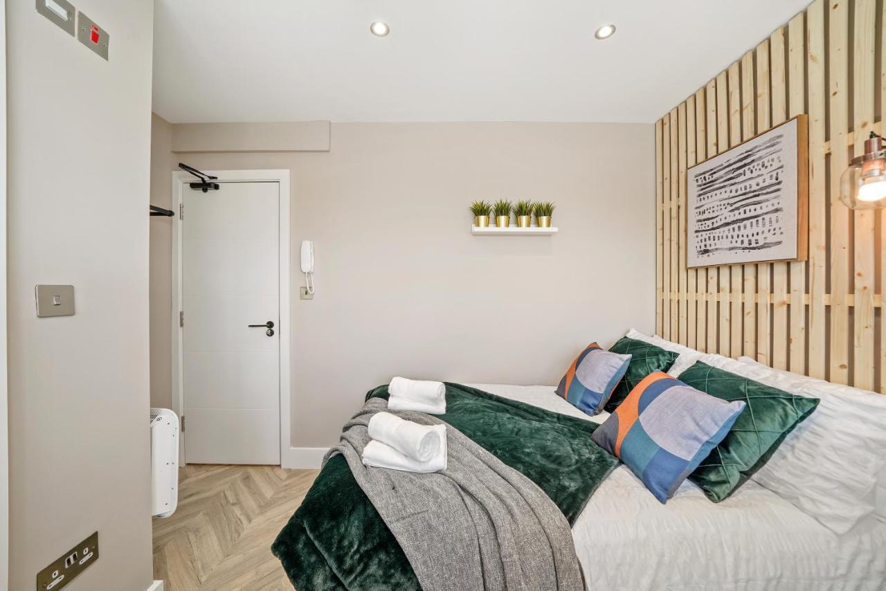 Cosy Heathrow Studios - Parking - Garden London Eksteriør billede