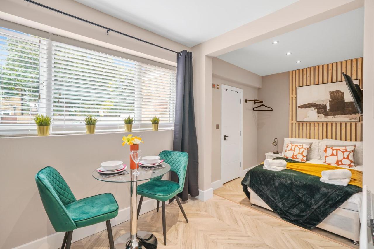 Cosy Heathrow Studios - Parking - Garden London Eksteriør billede