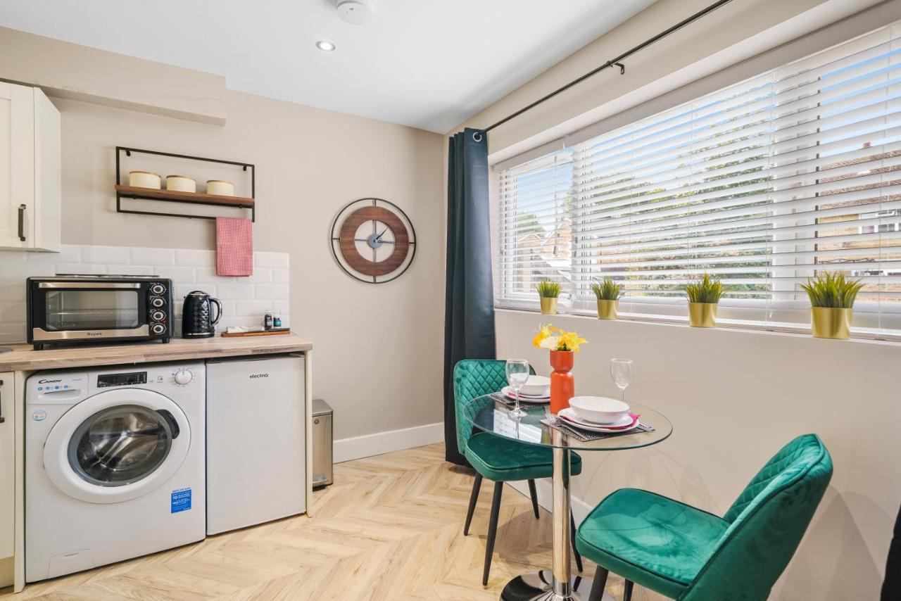 Cosy Heathrow Studios - Parking - Garden London Eksteriør billede