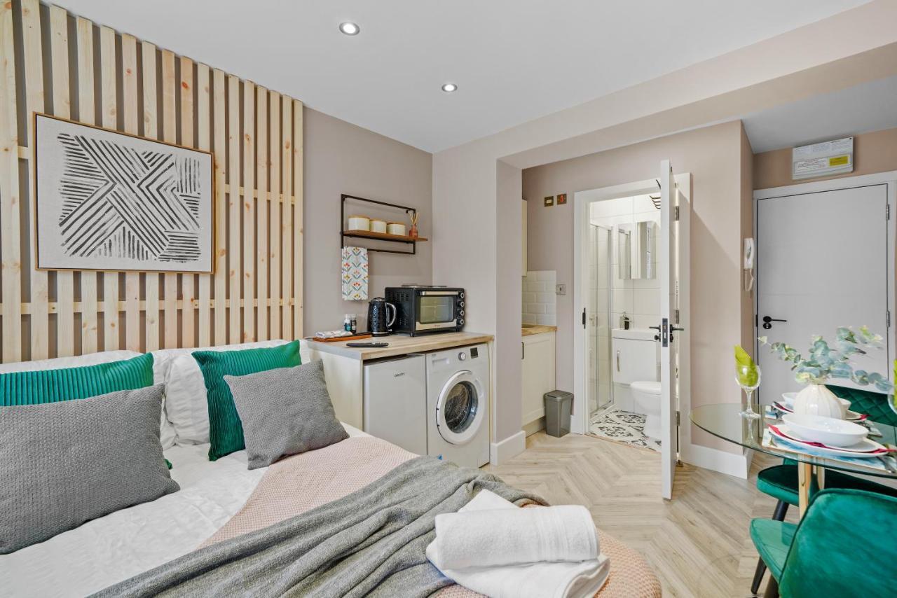 Cosy Heathrow Studios - Parking - Garden London Eksteriør billede