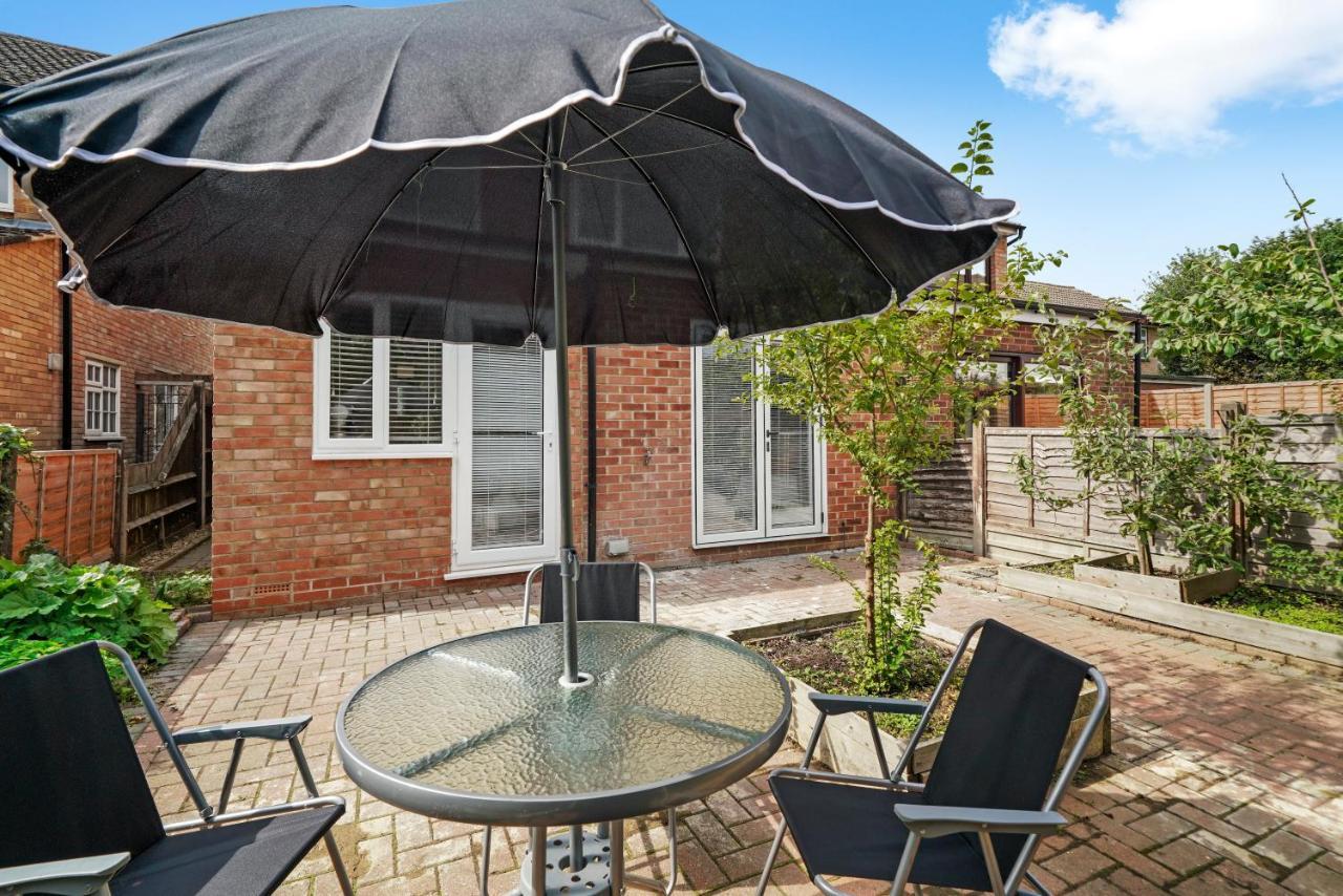 Cosy Heathrow Studios - Parking - Garden London Eksteriør billede