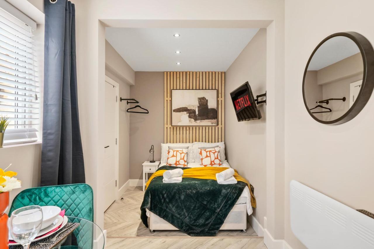 Cosy Heathrow Studios - Parking - Garden London Eksteriør billede