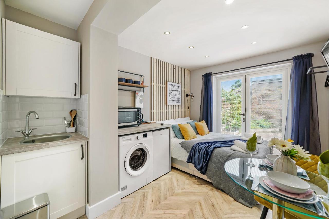 Cosy Heathrow Studios - Parking - Garden London Eksteriør billede