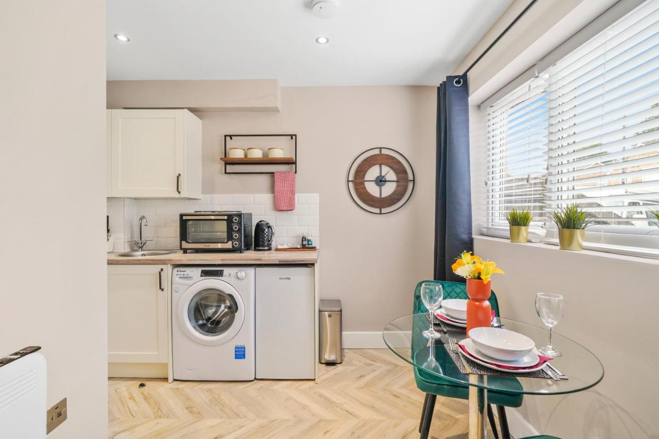 Cosy Heathrow Studios - Parking - Garden London Eksteriør billede