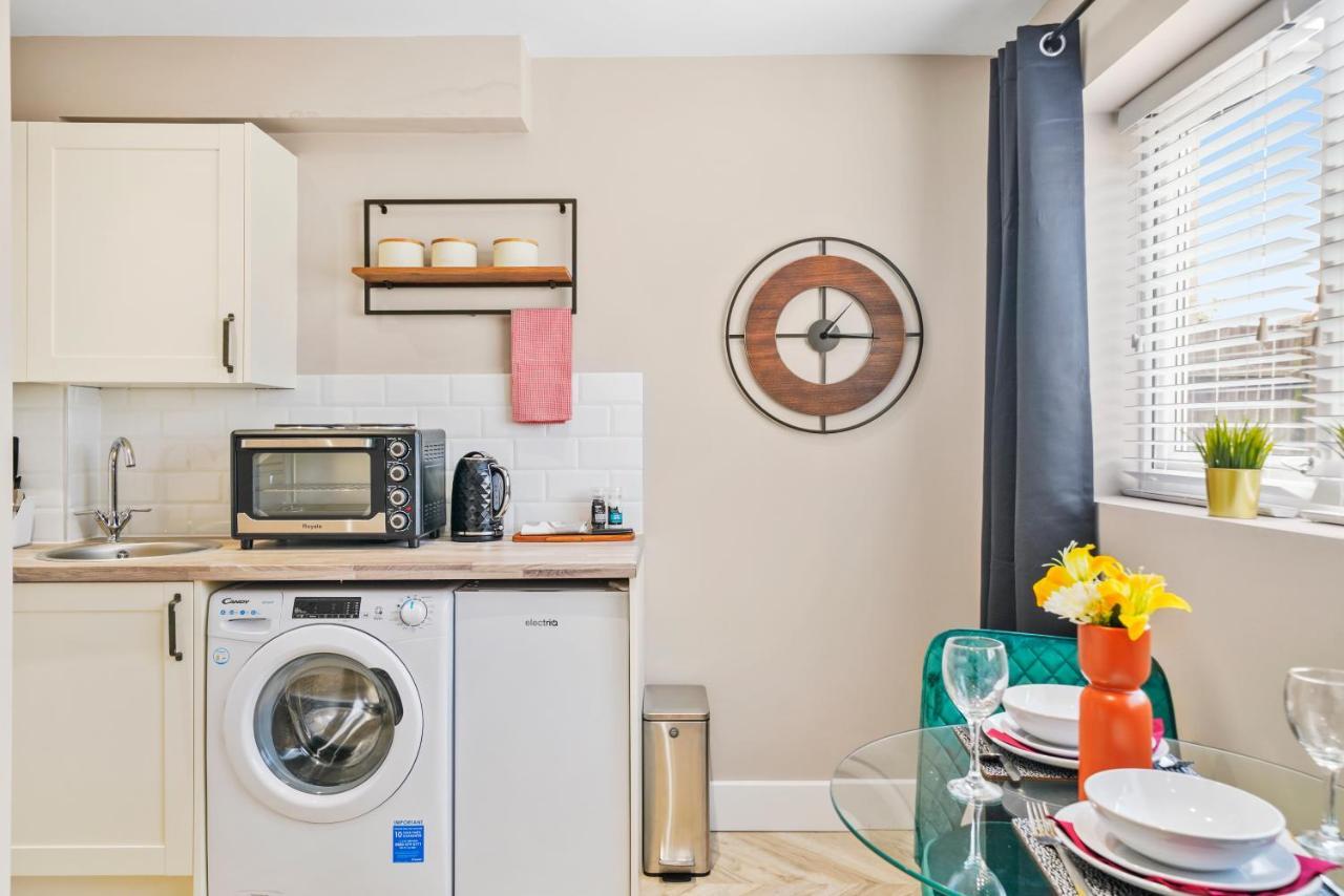 Cosy Heathrow Studios - Parking - Garden London Eksteriør billede