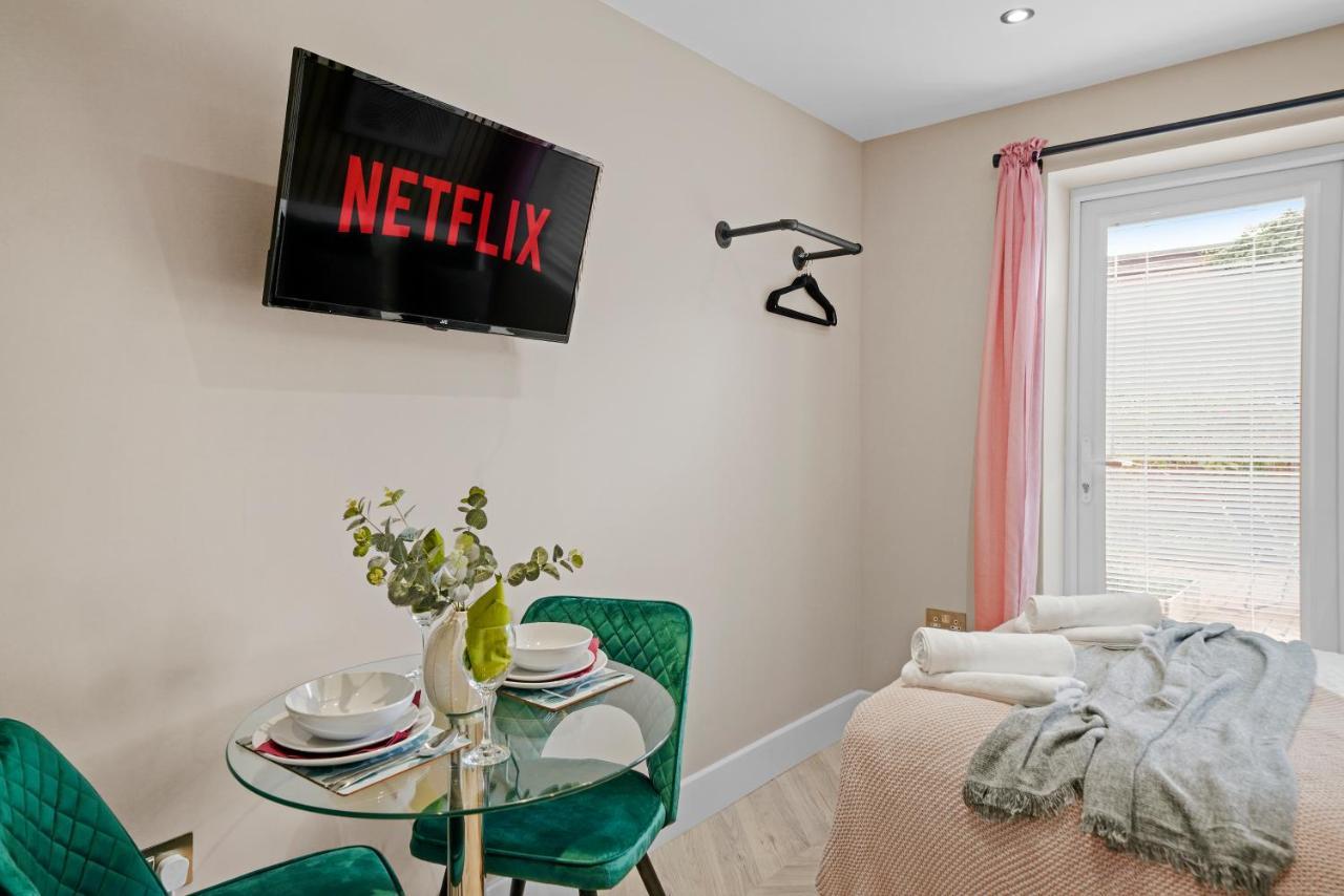 Cosy Heathrow Studios - Parking - Garden London Eksteriør billede