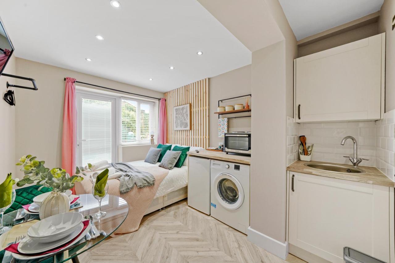 Cosy Heathrow Studios - Parking - Garden London Eksteriør billede