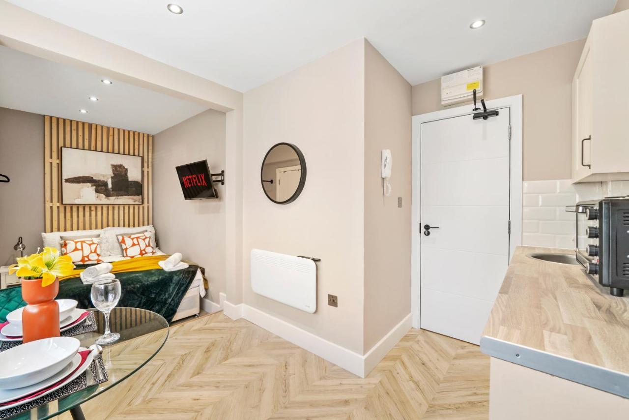Cosy Heathrow Studios - Parking - Garden London Eksteriør billede