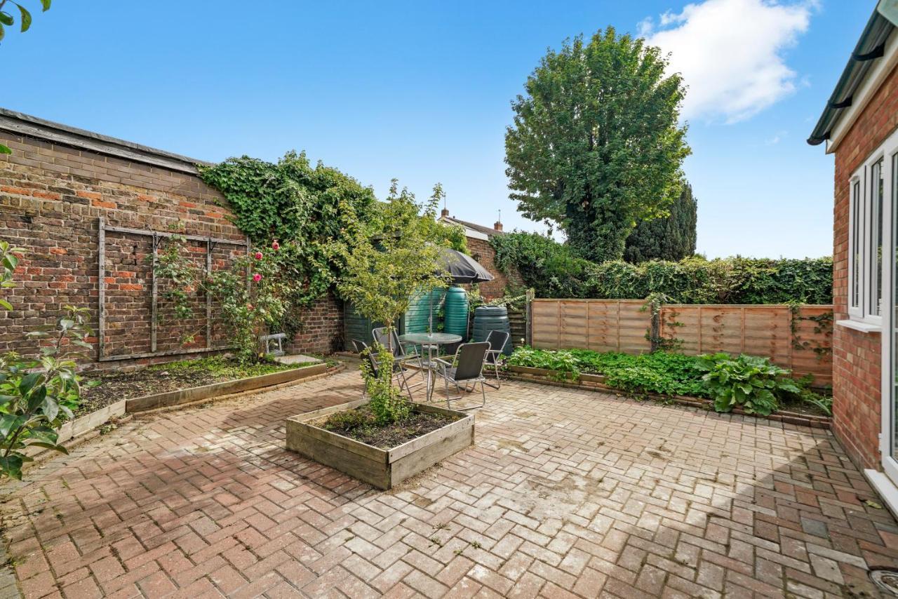 Cosy Heathrow Studios - Parking - Garden London Eksteriør billede