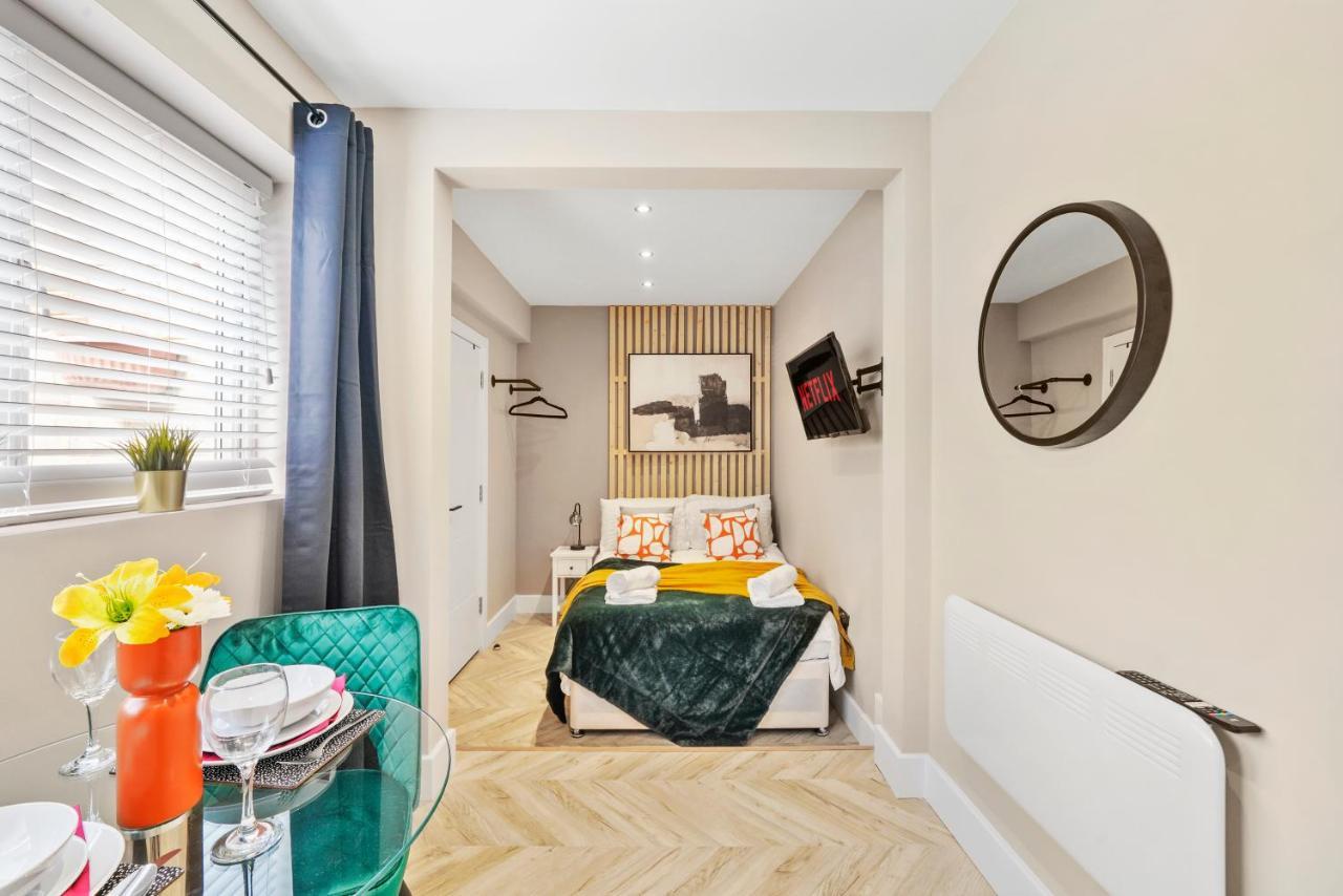 Cosy Heathrow Studios - Parking - Garden London Eksteriør billede