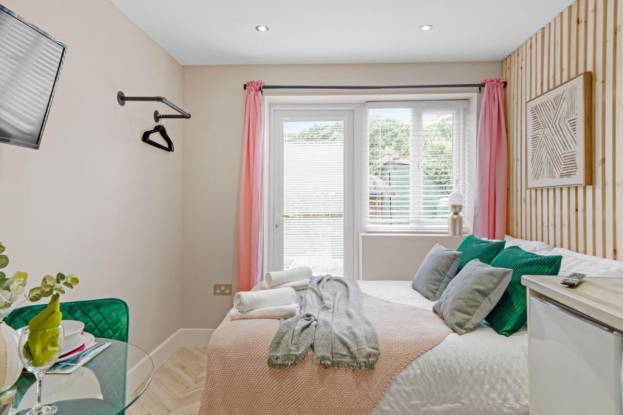 Cosy Heathrow Studios - Parking - Garden London Eksteriør billede