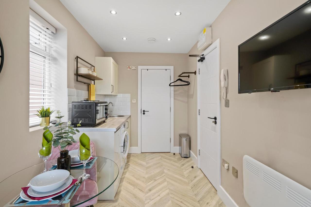 Cosy Heathrow Studios - Parking - Garden London Eksteriør billede