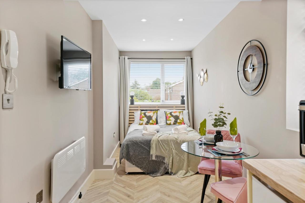 Cosy Heathrow Studios - Parking - Garden London Eksteriør billede