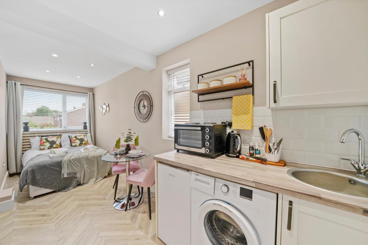 Cosy Heathrow Studios - Parking - Garden London Eksteriør billede