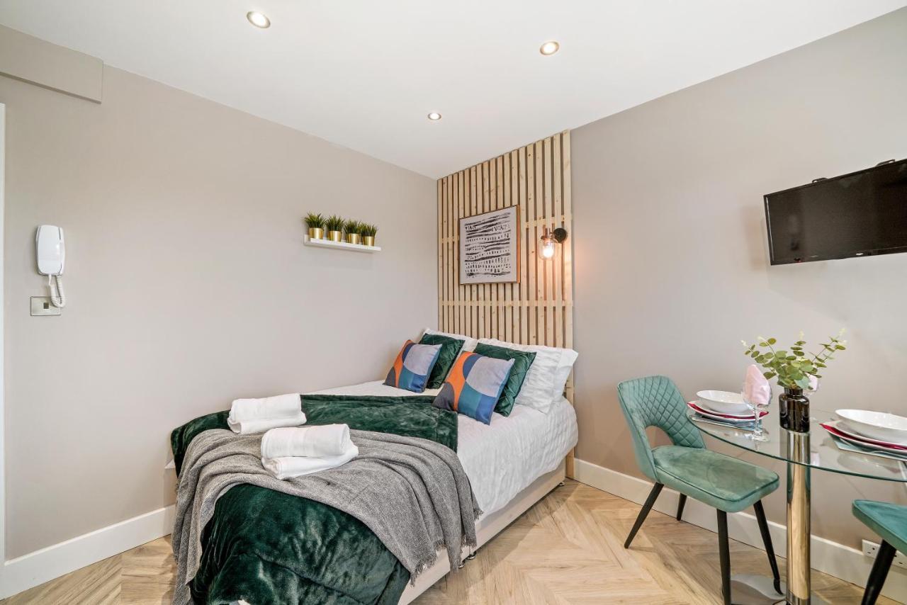 Cosy Heathrow Studios - Parking - Garden London Eksteriør billede