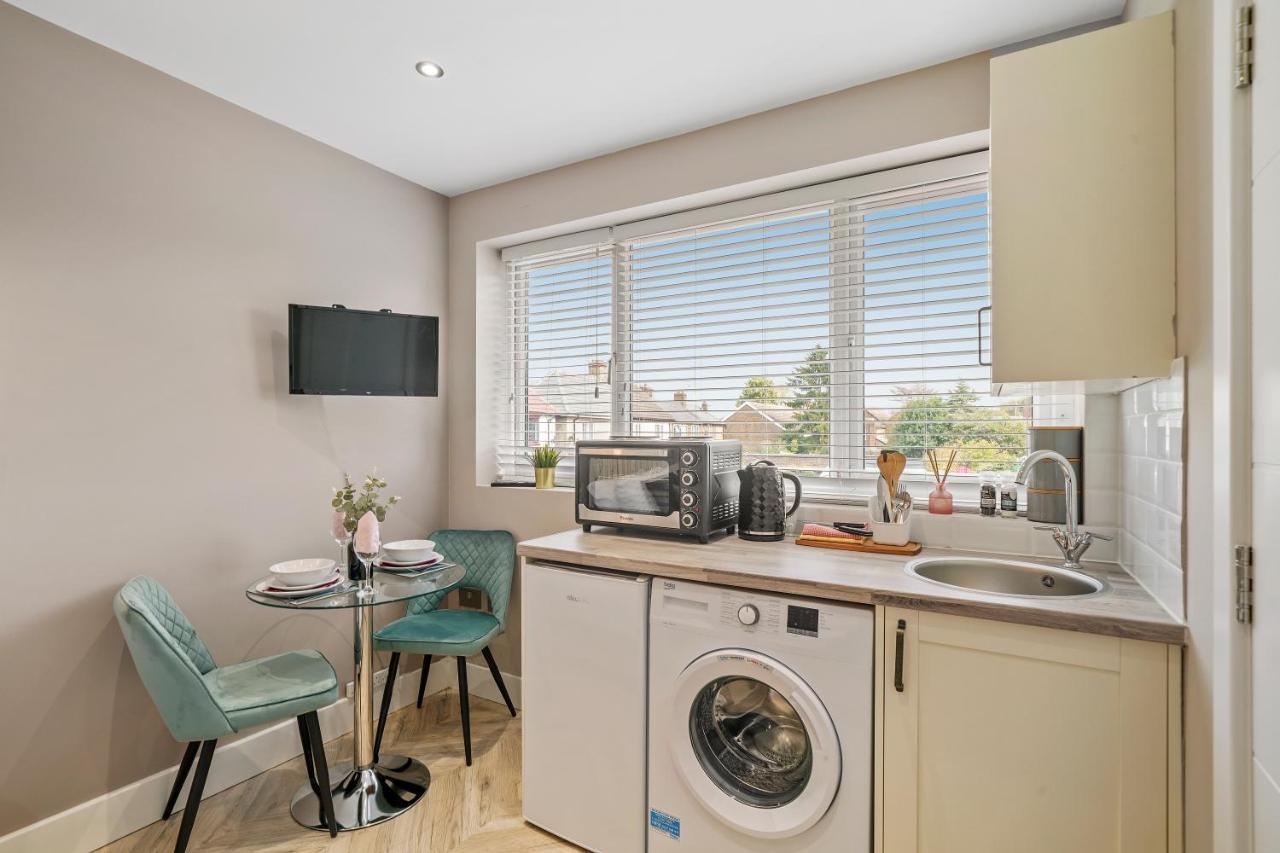 Cosy Heathrow Studios - Parking - Garden London Eksteriør billede