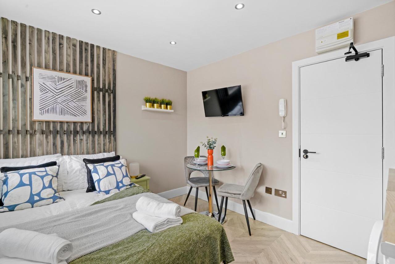 Cosy Heathrow Studios - Parking - Garden London Eksteriør billede