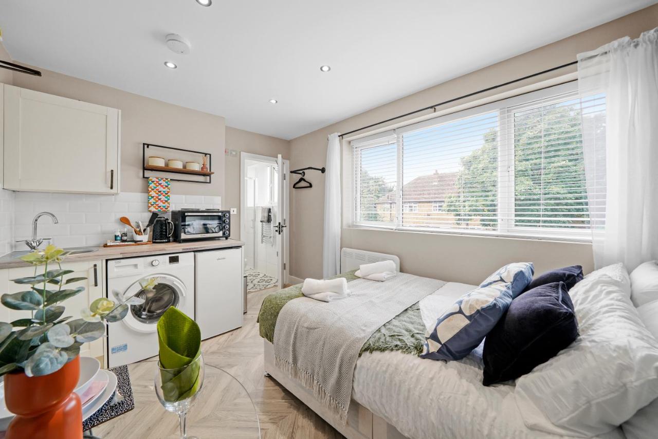 Cosy Heathrow Studios - Parking - Garden London Eksteriør billede