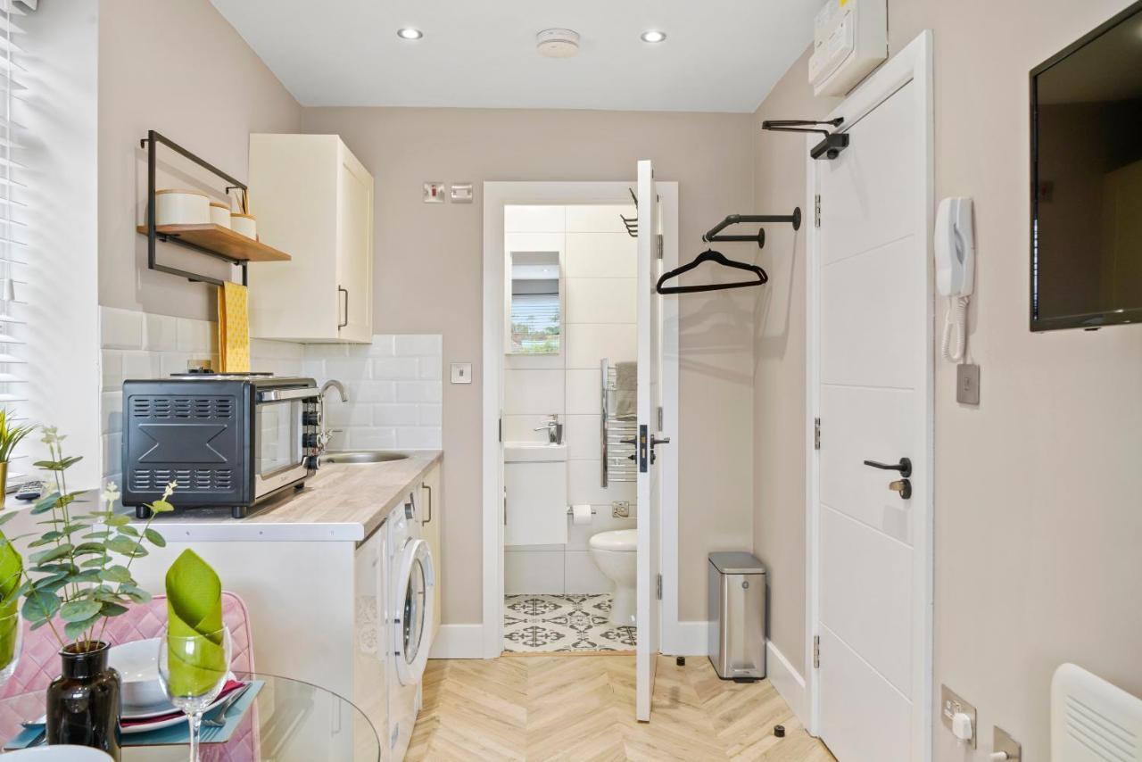 Cosy Heathrow Studios - Parking - Garden London Eksteriør billede