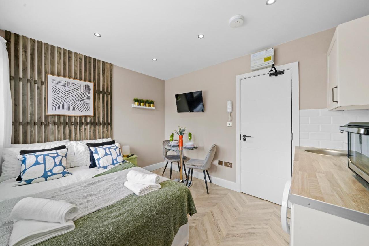 Cosy Heathrow Studios - Parking - Garden London Eksteriør billede
