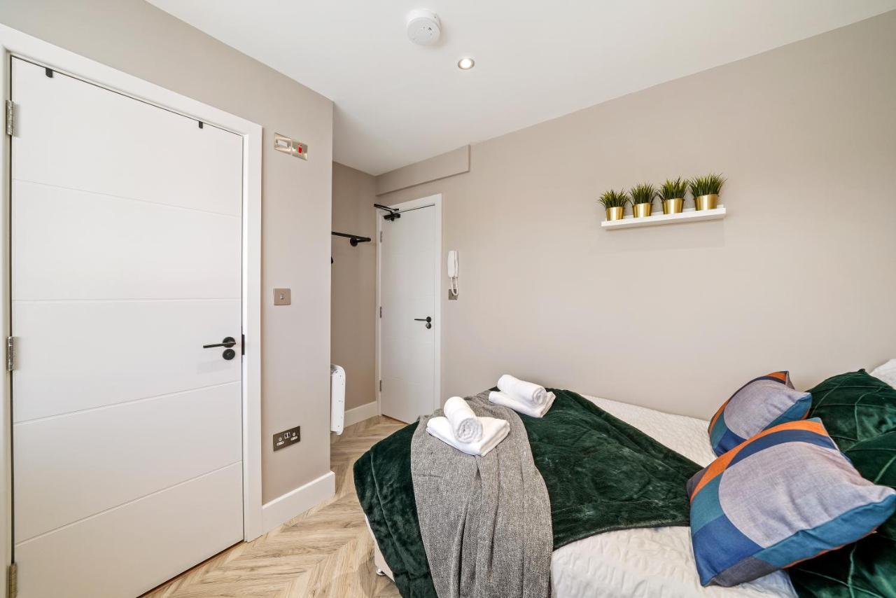 Cosy Heathrow Studios - Parking - Garden London Eksteriør billede
