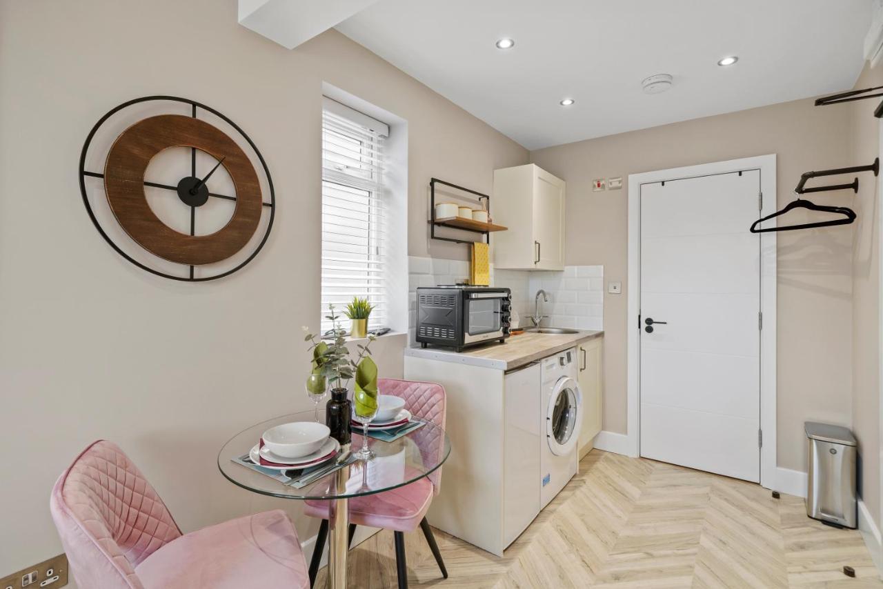 Cosy Heathrow Studios - Parking - Garden London Eksteriør billede