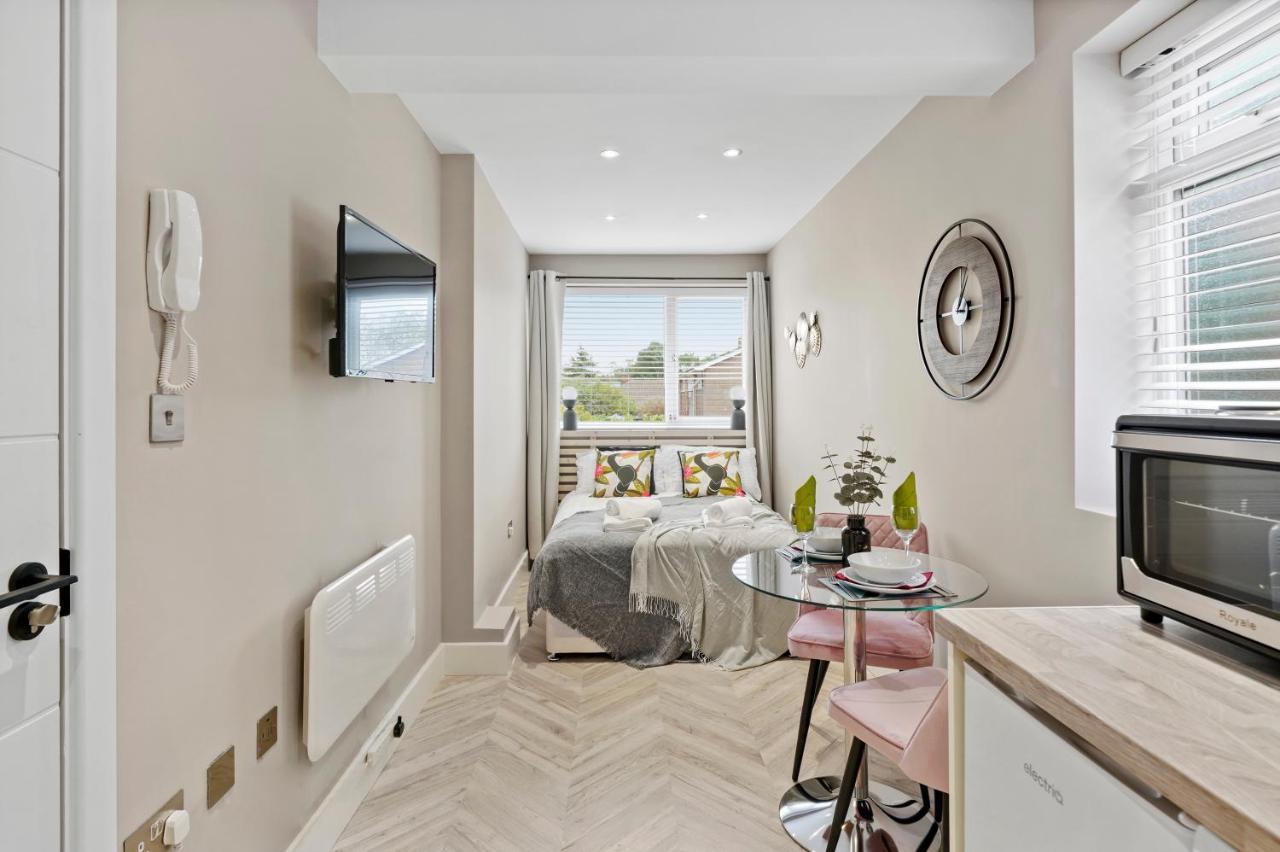 Cosy Heathrow Studios - Parking - Garden London Eksteriør billede